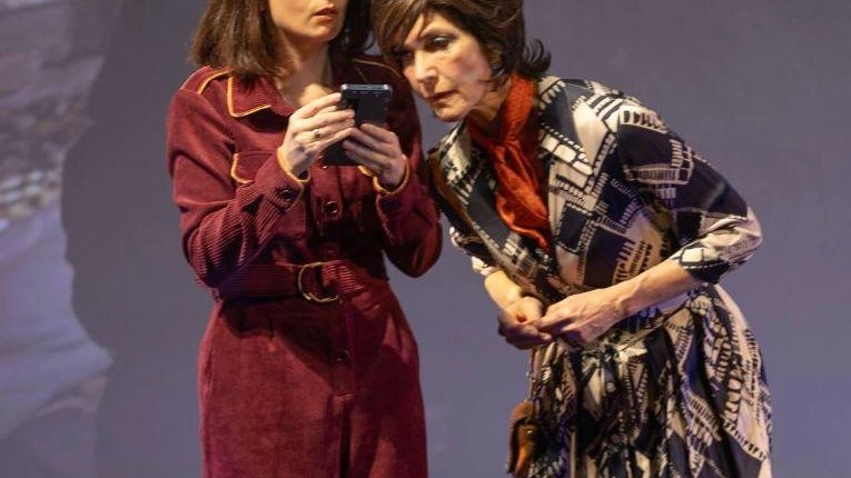 Maria Amelia Monti e Claudia Gusmano sono le protagoniste dello spettacolo «Strappo alla regola» in programma oggi e domani al teatro degli Industri