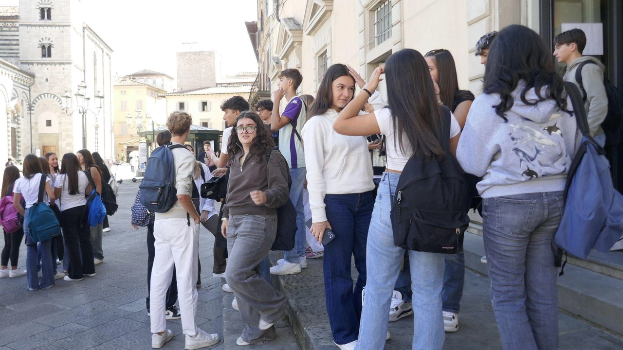 Sui banchi per 28mila alunni. Ancora da nominare docenti di matematica e informatica Custodi, personale ridotto all’osso. E alle "Gandhi" il dirigente chiama i volontari.