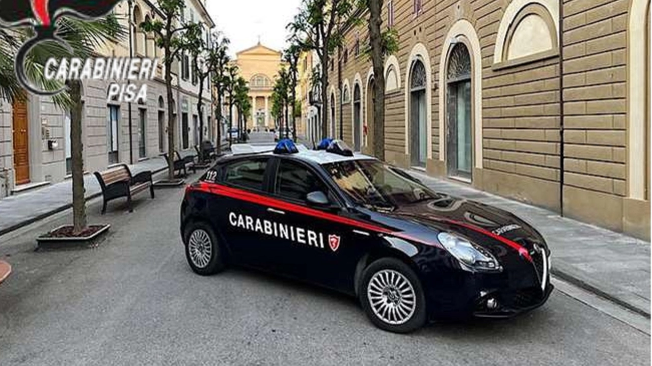 Una pattuglia dei carabinieri di Pontedera davanti alla compagnia di via Lotti