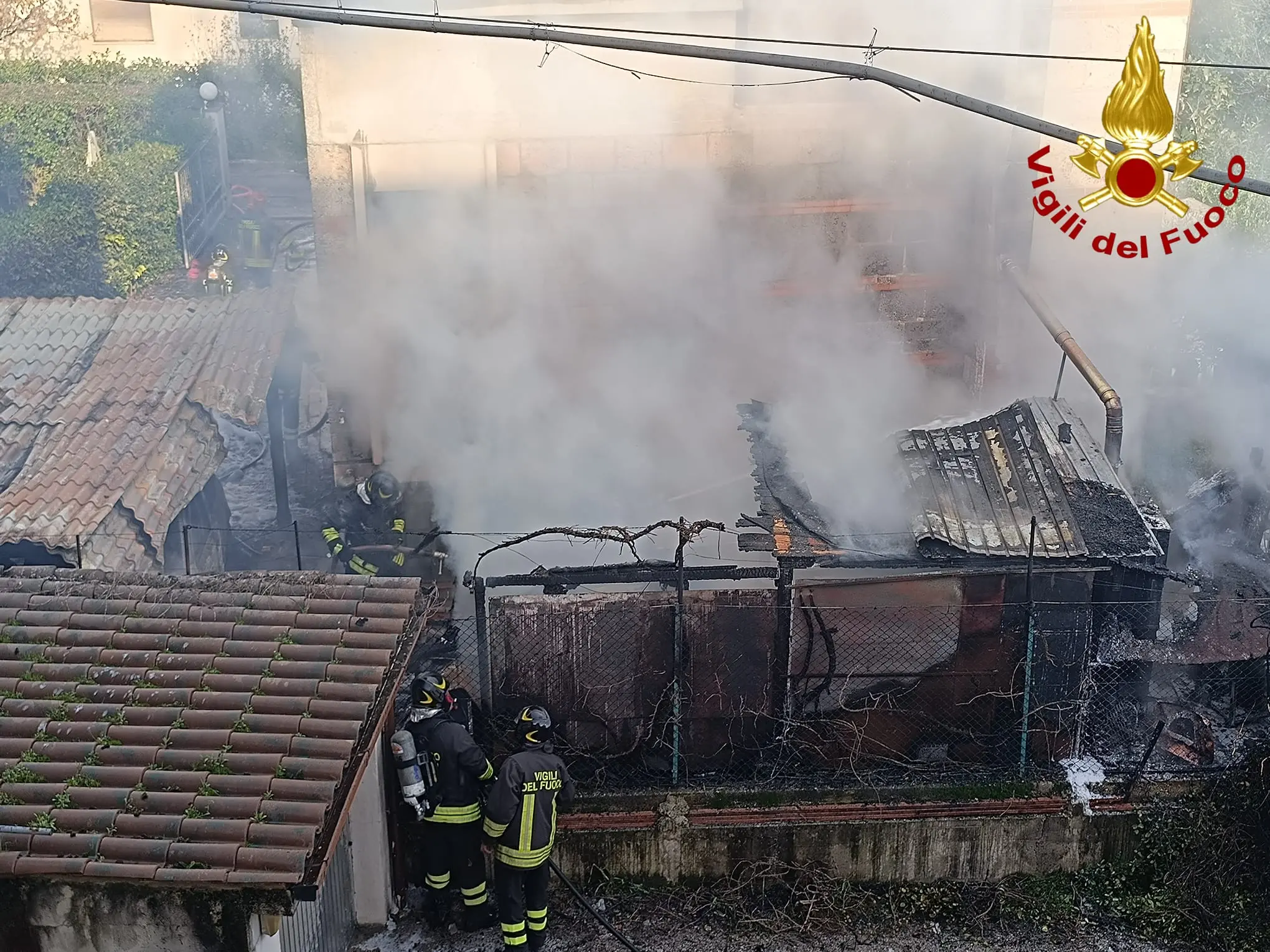 A fuoco auto a Gpl e metano, evacuate le case vicine