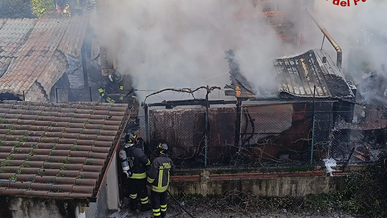 L’incendio a Terni in via Murri, le fiamme si sono propagate a un gazebo dove si trovava un barbecue alimentato a gas. Non ci sono feriti né intossicati