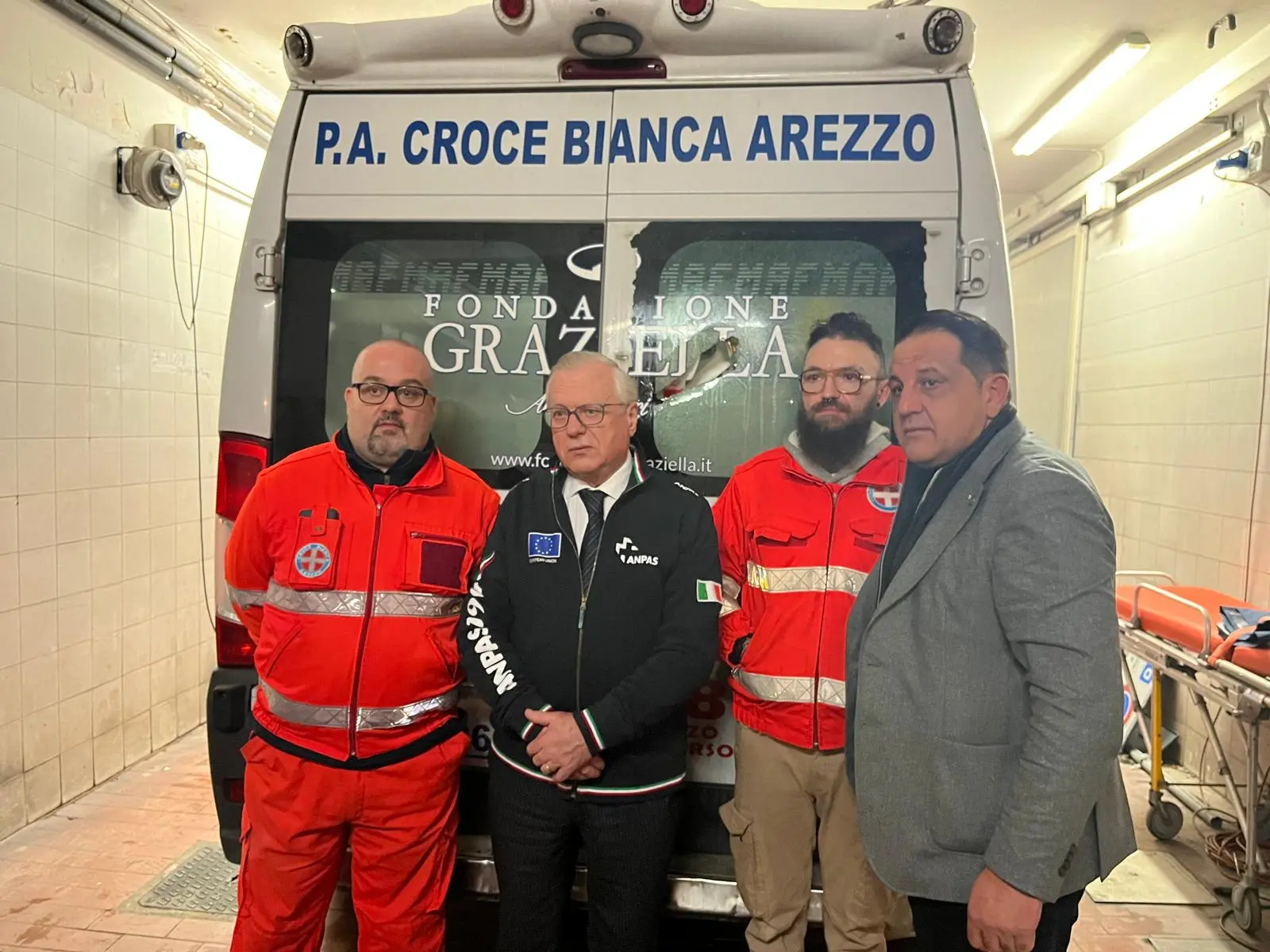 Sconcerto Arezzo, ambulanza che trasporta un paziente presa a bottigliate in strada