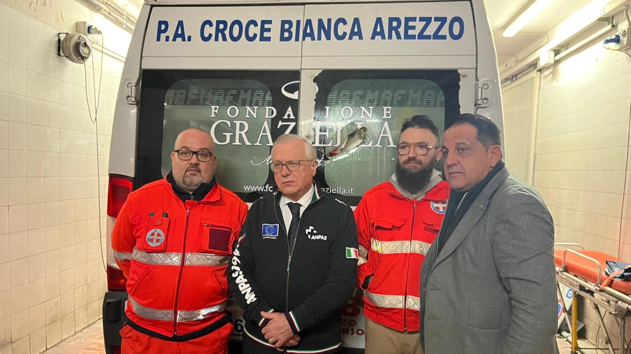 L'ambulanza della Croce Bianca di Arezzo danneggiata e il personale coinvolto