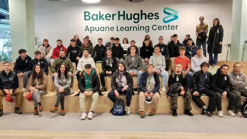 I ragazzi di quinta dell’istituto Meucci (indirizzi elettrotecnica, informatica e meccatronica) all’interno della Baker Hughes