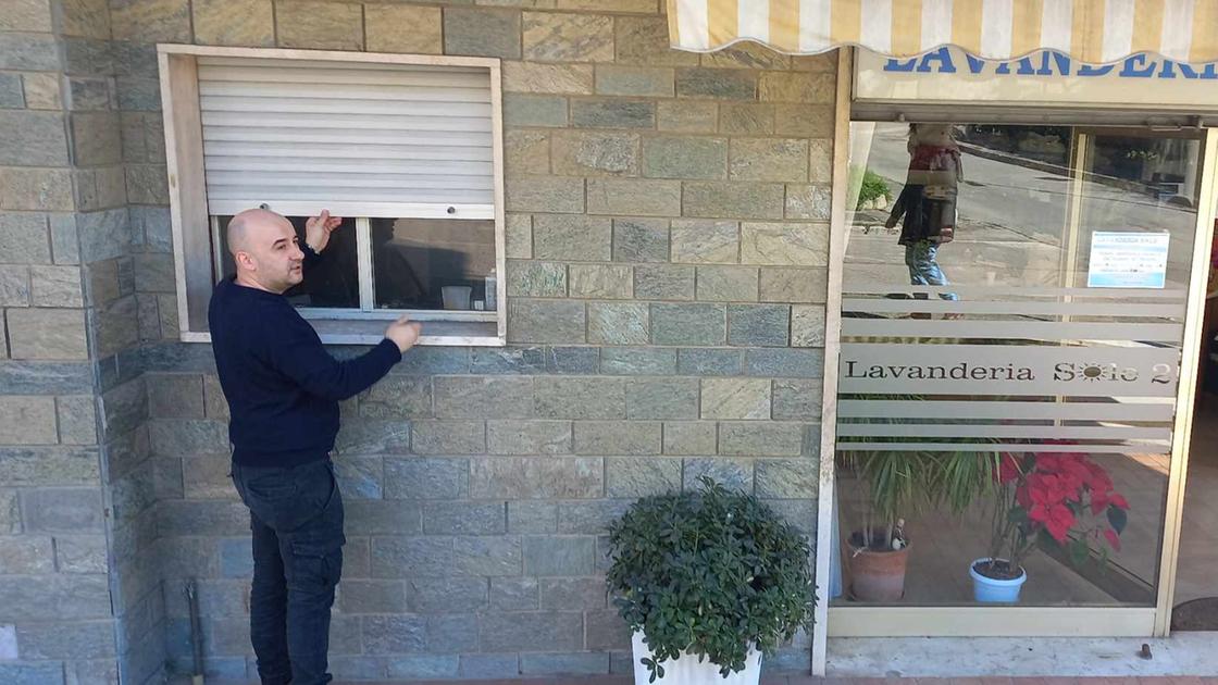 Colpo in lavanderia, ennesimo furto a Case Bruciate: “Ci hanno portato via soldi e abiti”