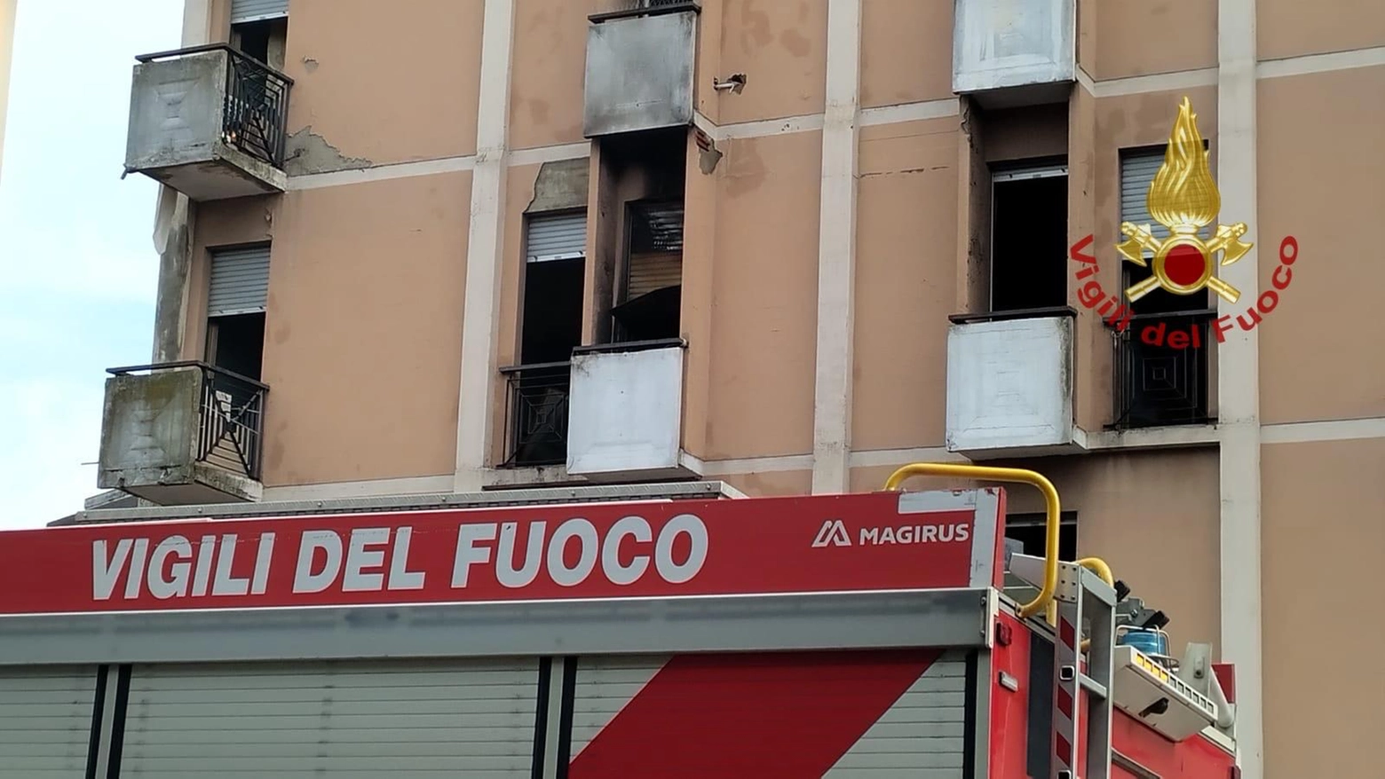 L'incendio nell'ex hotel River e l'intervento dei vigili del fuoco