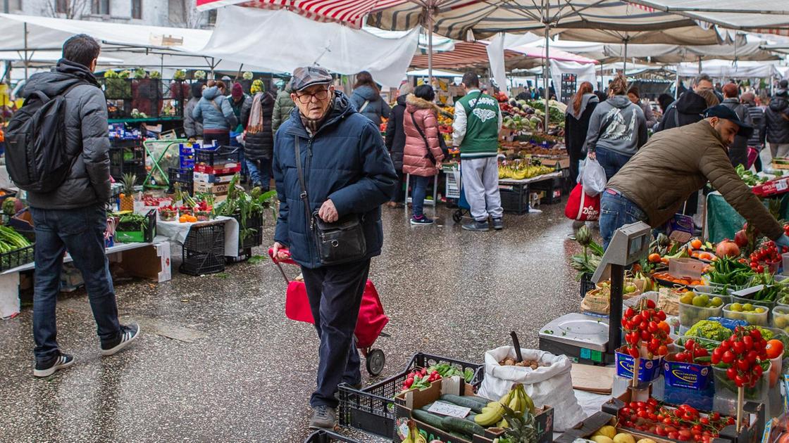 Il riassetto del ’nuovo’ mercato. Le richieste degli ambulanti : "I banchi alimentari al centro"