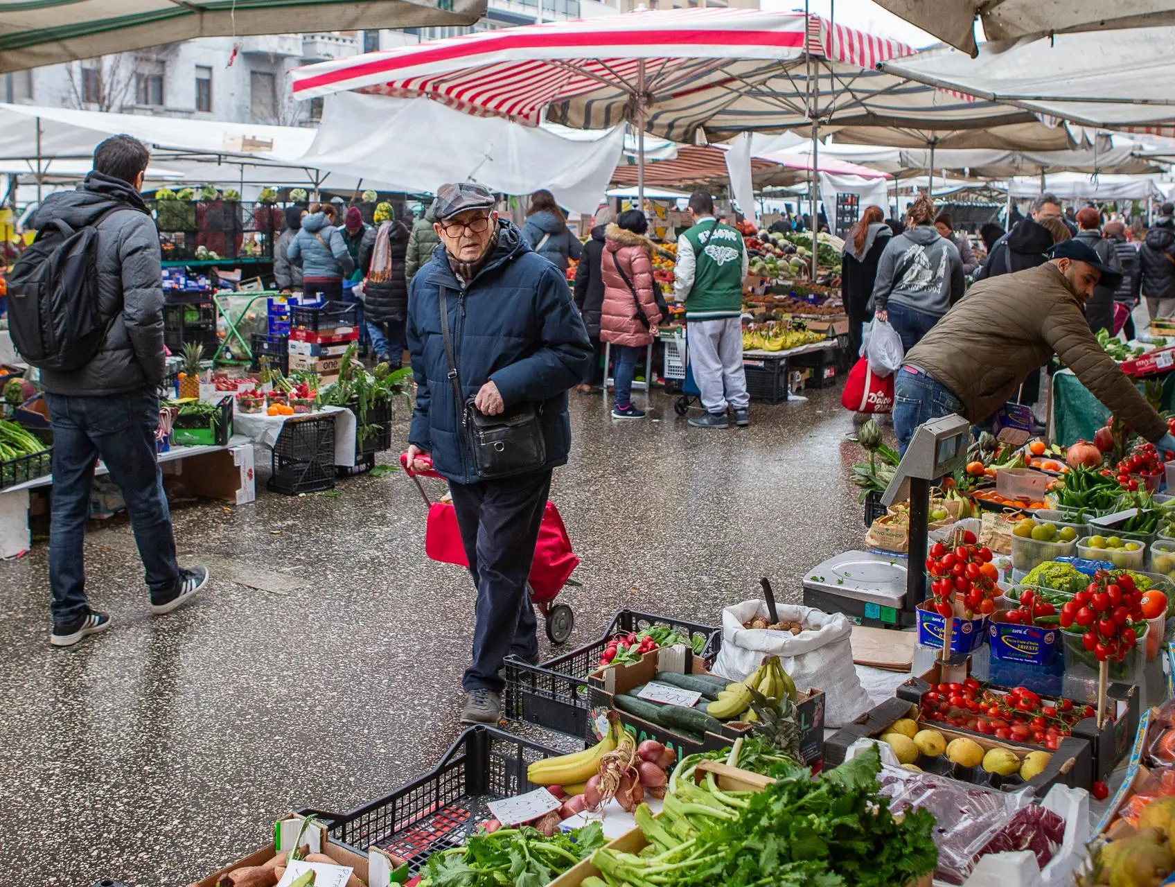 Il riassetto del ’nuovo’ mercato. Le richieste degli ambulanti : "I banchi alimentari al centro"