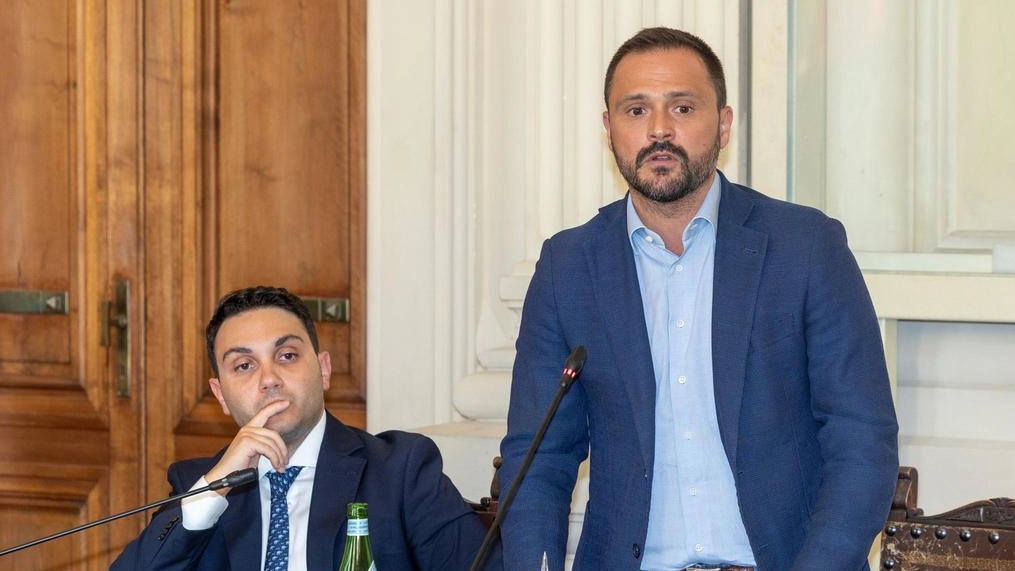 Il centrodestra critica il Movimento Cinque Stelle per l'approccio dialettico superato riguardo alla gestione della piscina a Montecatini Terme, sottolineando i presunti meriti della precedente amministrazione e mettendo in discussione la credibilità dell'attuale maggioranza.