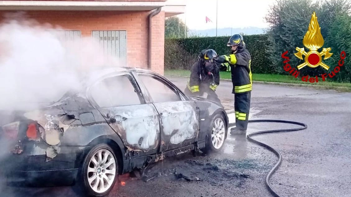 Paura in un condominio. Rogo divampa all’alba. Distrutta un’auto