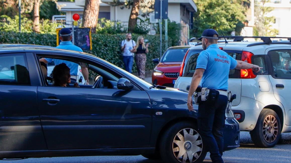 Gli agenti della Municipale cercano di gestire il traffico all’ora di punta