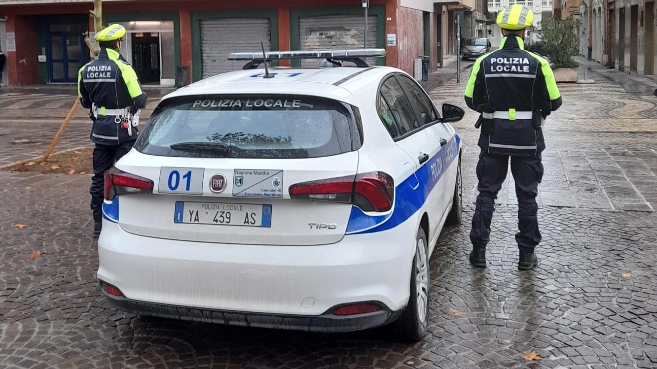 Furto in auto. Poi spende duemila euro con le carte di credito rubate