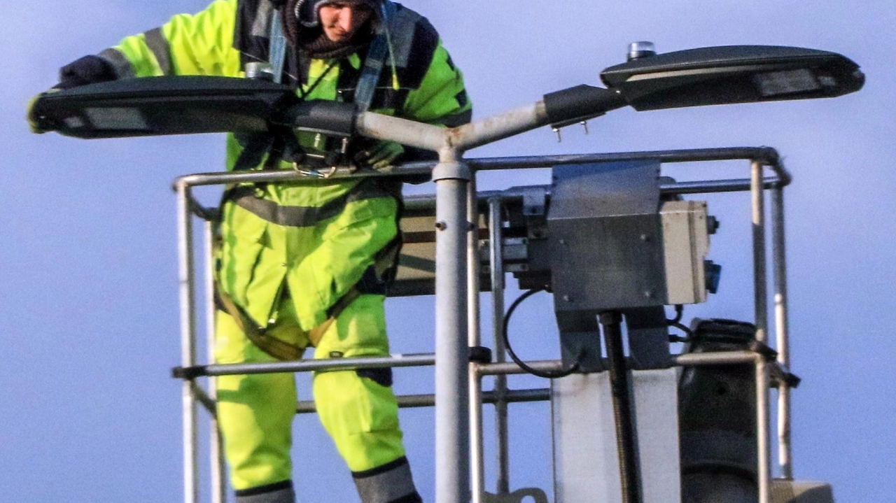 Un tecnico impegnato nella manutenzione dell’illuminazione pubblica. Il sindaco ha scritto a Enel Distribuzione a seguito dei frequenti blackout (. foto d’archivio