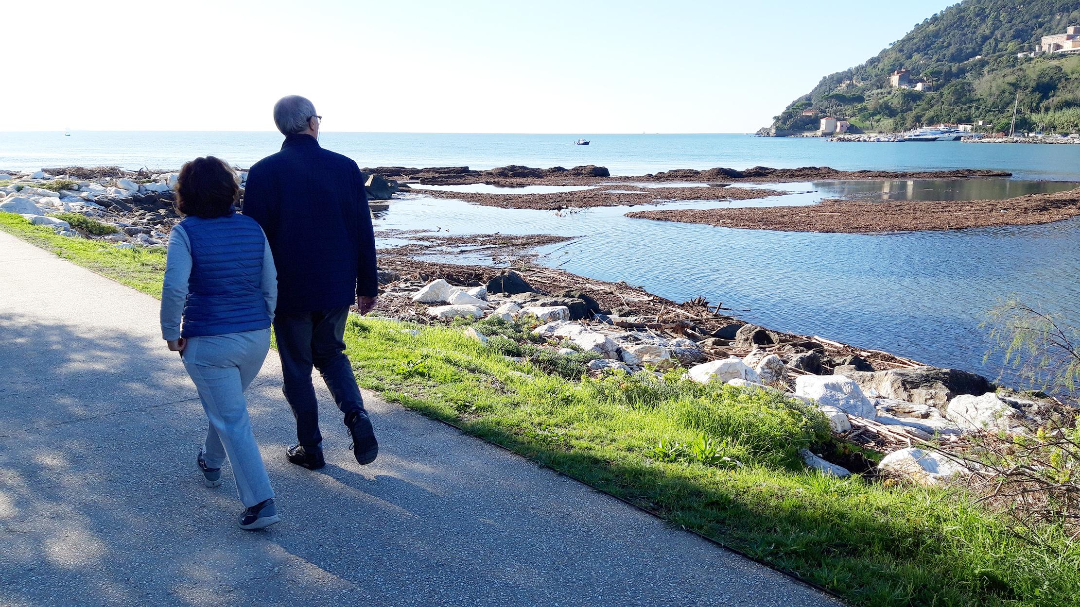 Un mare di sporcizia, alla foce del Magra un isolotto di rifiuti