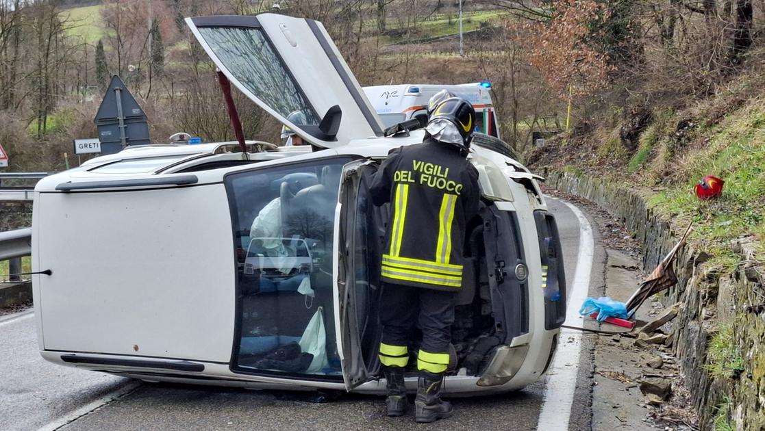 Incidente a Greve, auto ribaltata su un fianco