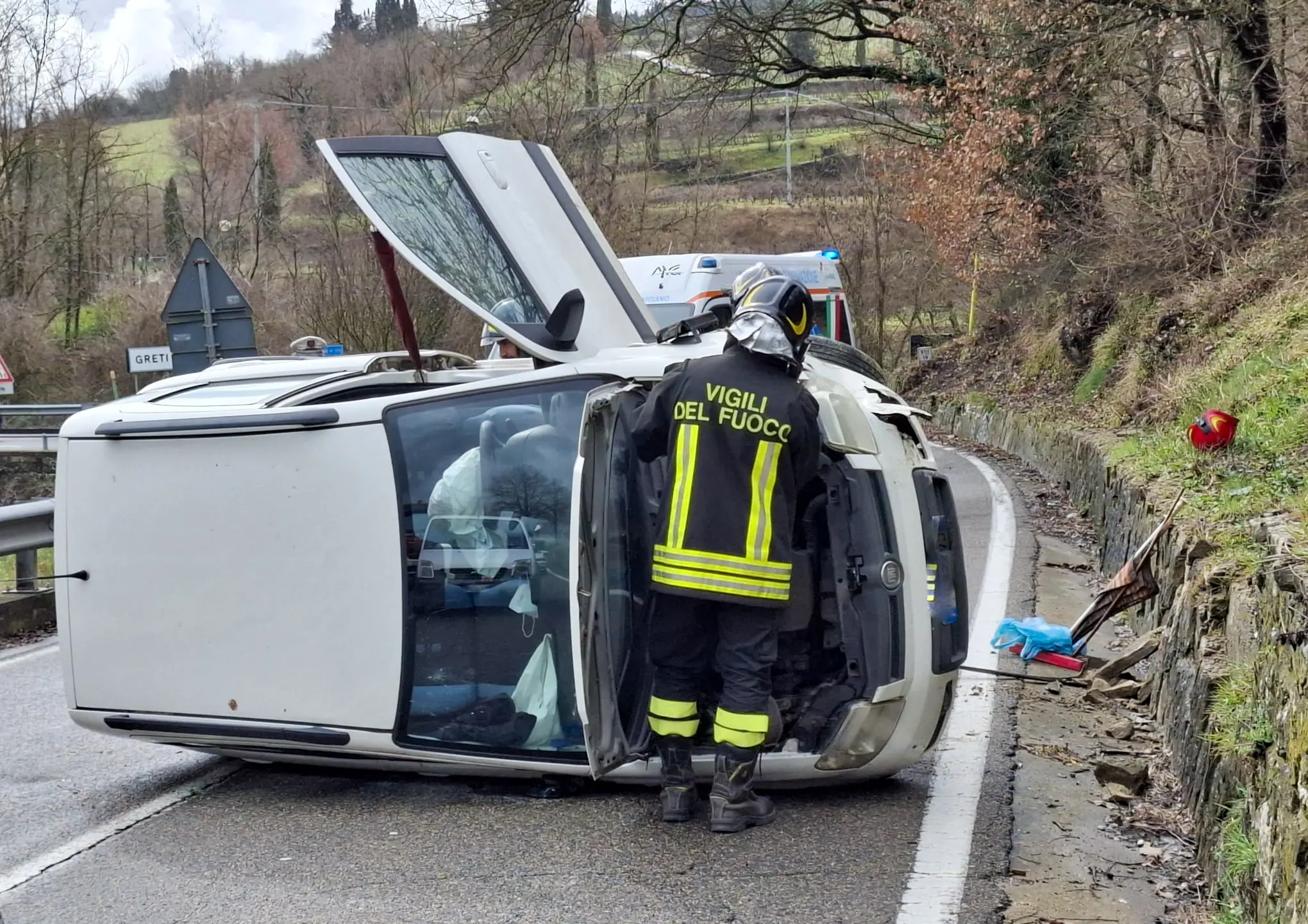 Incidente a Greve, auto ribaltata su un fianco