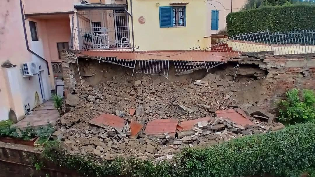 Le quattro famiglie evacuate a causa della frana di un terrazzo su un giardino sottostante, dovranno attendere ancora giorni prima...