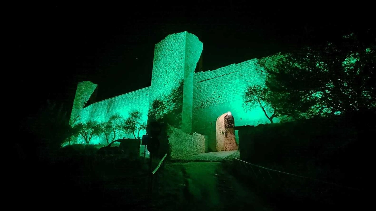 Un nuovo e suggestivo mantello di luce avvolge le mura di Monteriggioni