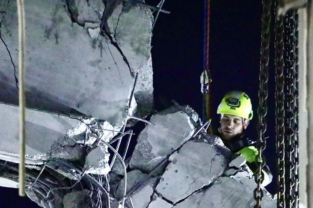 Soccorritori impegnati tra le macerie del crollo di via Mariti