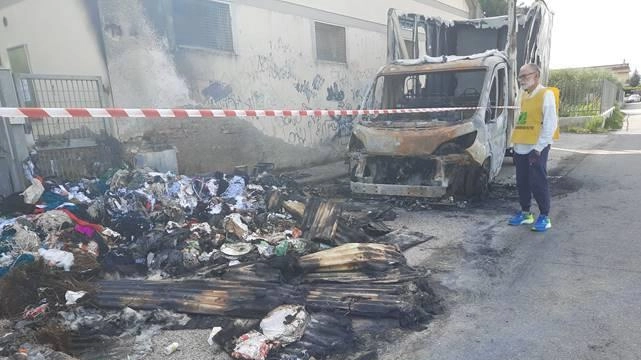 L’incendio domenica notte in via Larga, dove Legambiente aveva segnalato gli abbandoni. In fiamme anche un furgone a due passi dall’edificio dell’impianto di depurazione del Consiag.