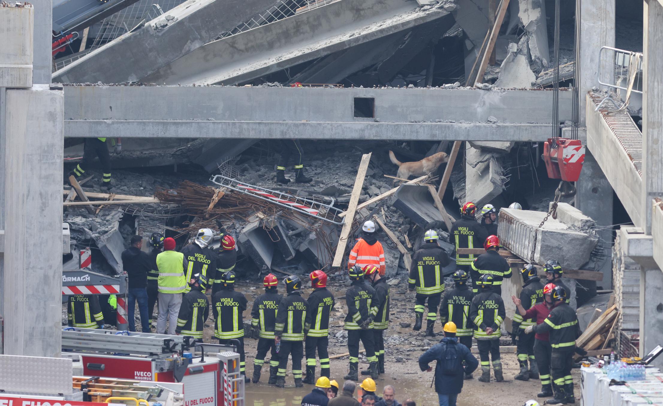 I soccorritori sul luogo del crollo nel cantiere Esselunga a Firenze (Foto Germogli)