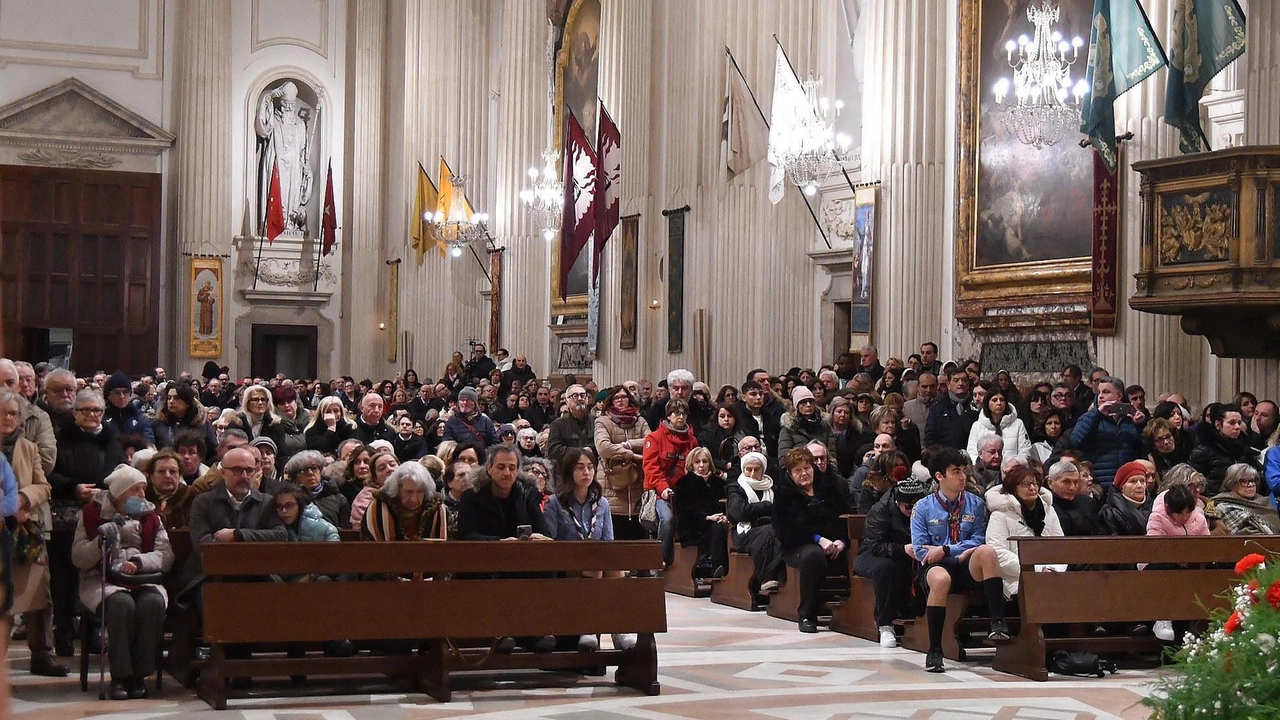 Il luogo simbolo della città era stato chiuso otto anni fa a causa del terremoto. Monsignor Sorrentino: "Grande emozione, giorno storico per Foligno".