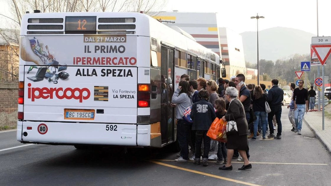 Un autobus impegnato in una delle tratte urbane della Spezia (foto di repertorio