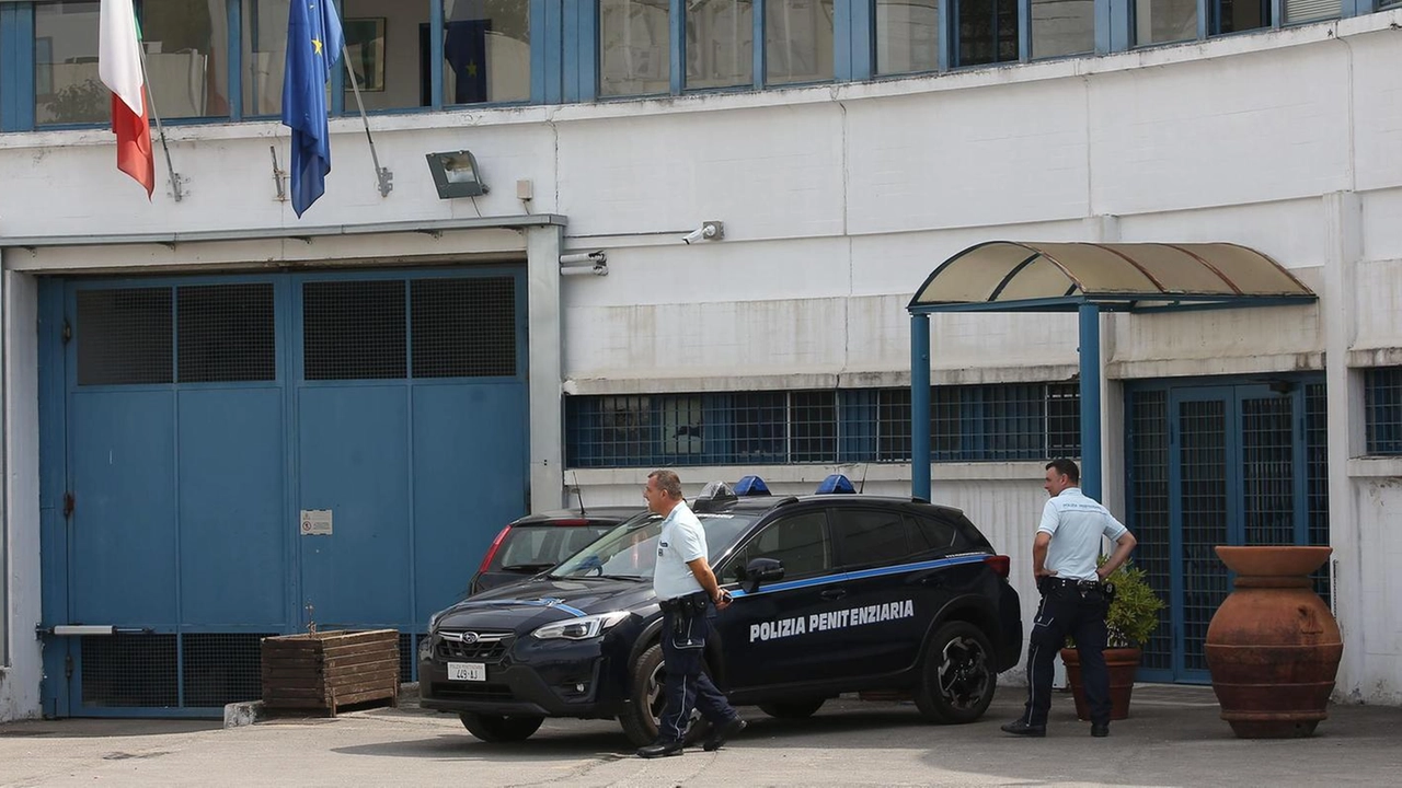 Agenti di polizia penitenziaria davanti al carcere di Sollicciano