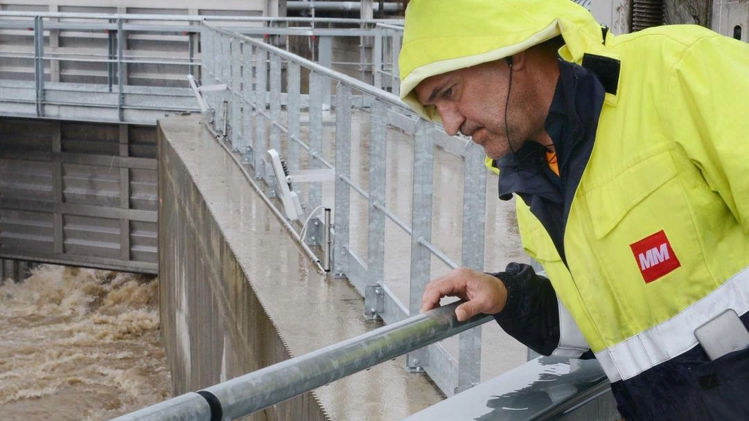 Il Consorzio di Bonifica Toscana Nord si impegna ad aiutare le zone colpite dall'alluvione a seguito del ciclone Boris. Il presidente Ridolfi sottolinea l'importanza di proteggere il territorio, combattere l'emergenza climatica e utilizzare l'intelligenza artificiale per prevenire le inondazioni.