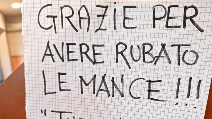 Il cartello lasciato ai ladri dai titolari della Pasticceria Dazzi