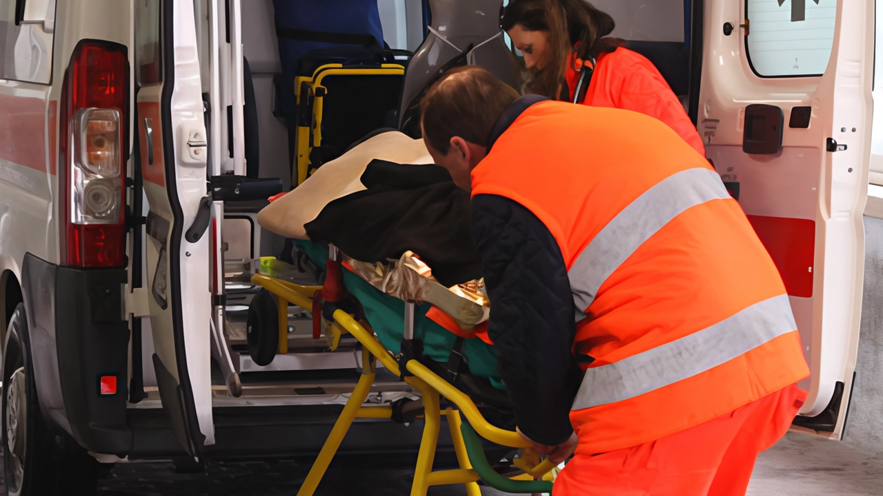 Un paziente mentre viene. trasportato sopra una barella su un’ambulanza (. foto d’archivio