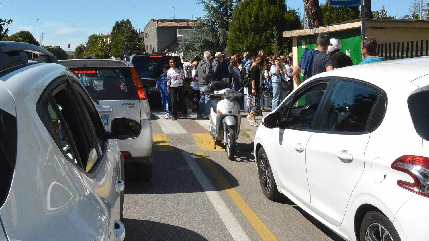 Code e buche al rientro. Primo giorno di scuola tra caccia al posteggio bus pieni e asfalto ko