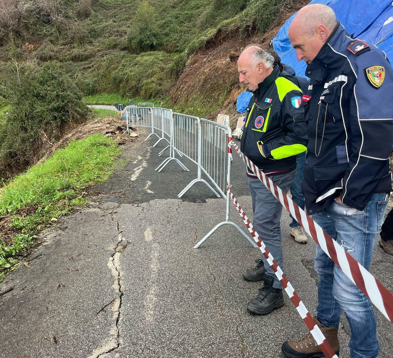 La montagna si sbriciola. Frana sopra Montignoso. Strade chiuse al traffico. Vietina osservata speciale