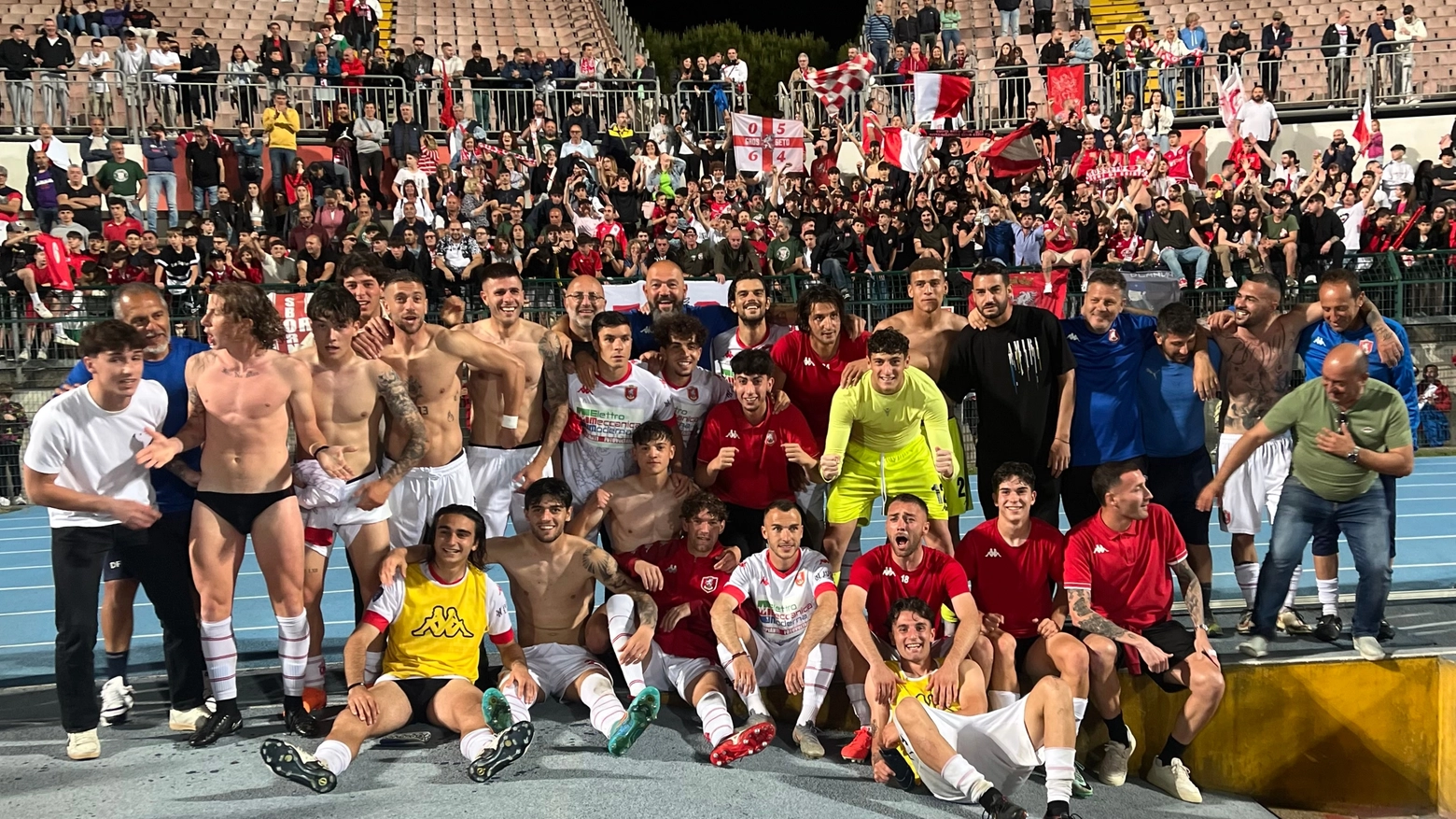 Il Grosseto festeggia con i tifosi: i biancorossi hanno vinto i playoff del girone E di Serie D (Foto Aprili)