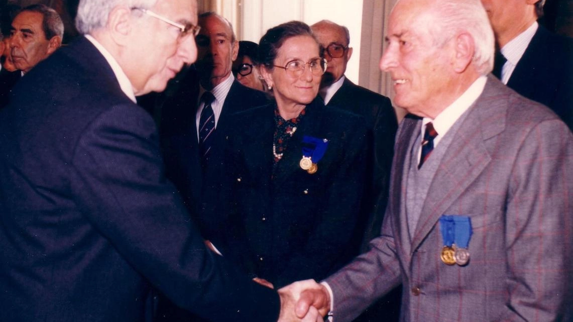 Umberto Dianda, Medaglia d’Oro e Medaglia d’Argento al Valore Militar. e, con l’allora presidente della Repubblica Francesco Cossiga