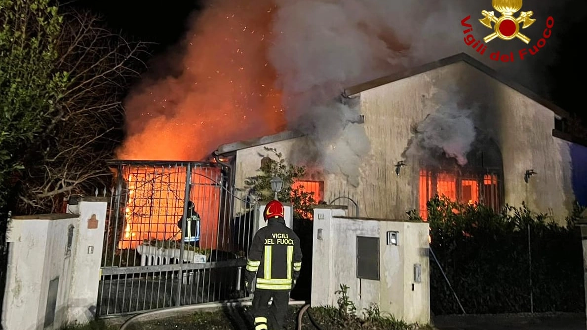 La villa a Marina di Pisa inghiottita dalle fiamme. Nell'incendio è morto il cane della famiglia che abitava nella casa resa inagibile dai vigili dle fuoco (Foto vigili del fuoco)