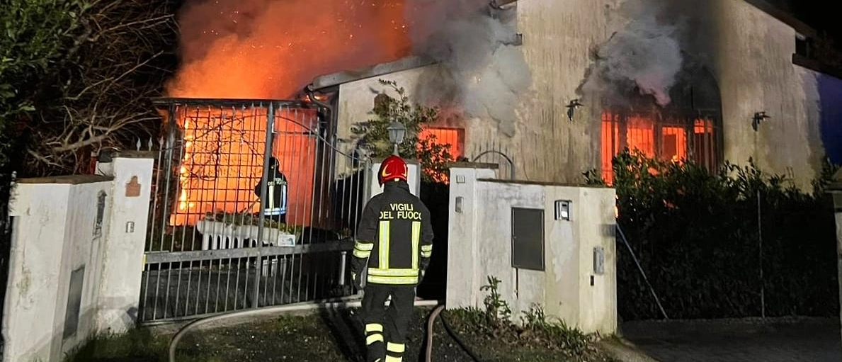 Inferno di fuoco, villa distrutta da un incendio. Muore il cane della famiglia