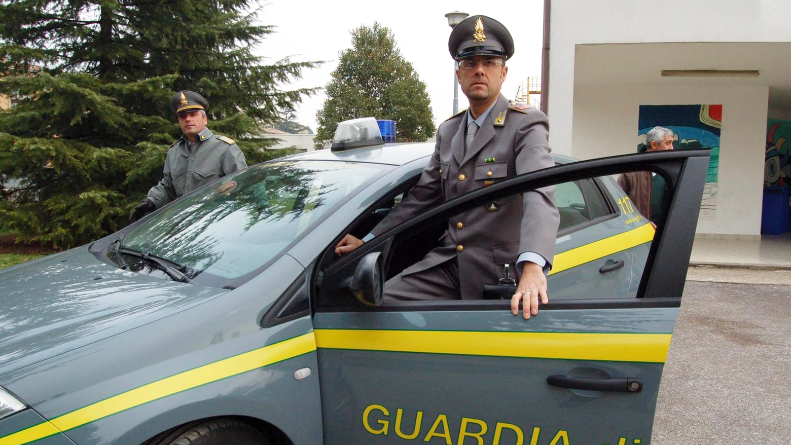 La Guardia di Finanza ha sequestrato 20mila oggetti natalizi sprovvisti delle necessarie certificazioni (foto d’archivio)