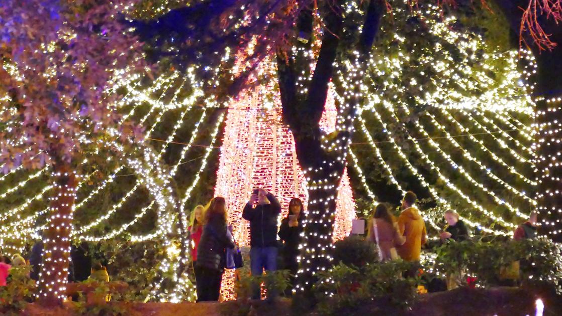 Arezzo e la Città del Natale, pronti, via: è già folla. Decine di migliaia aprono la festa