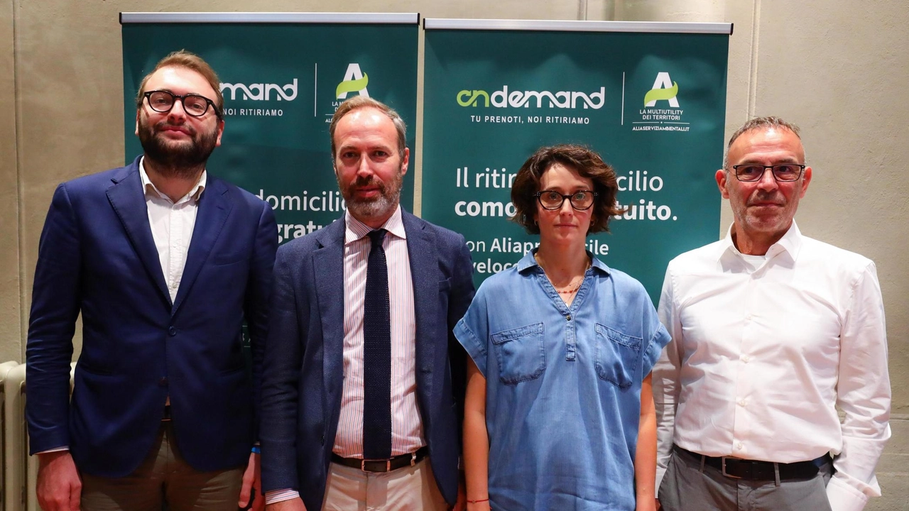 Il sindaco Alessio Mantellassi e l’assessore Laura Mannucci insieme al presidente di Alia Multiutility Lorenzo Perra e all’ingegnere Alessio Arrighi ieri alla presentazione del nuovo servizio (Gasperini/ FotoGermogli)