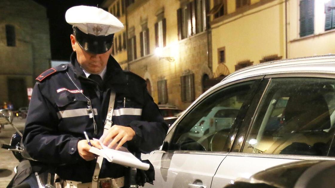 Sosta selvaggia e caos. L’Oltrarno alza la voce : "Da aprile Ztl no stop"