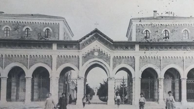 L’ingresso del cimitero monumantale di Perugia: a sinistra com’era in una storica cartolina, in alto com’è oggi (Foto Crocchioni)