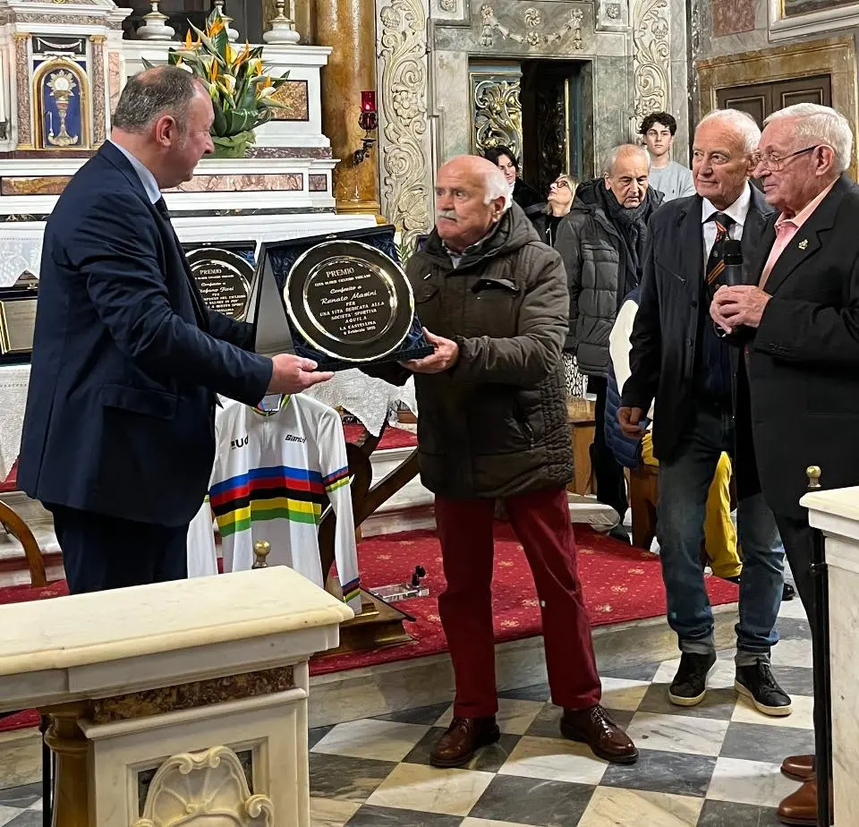 Ciclismo, un premio a Renato Masini da 60 anni nell'Aquila