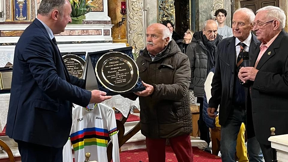 Il presidente del C.R.T. Menichetti premia Renato Masini