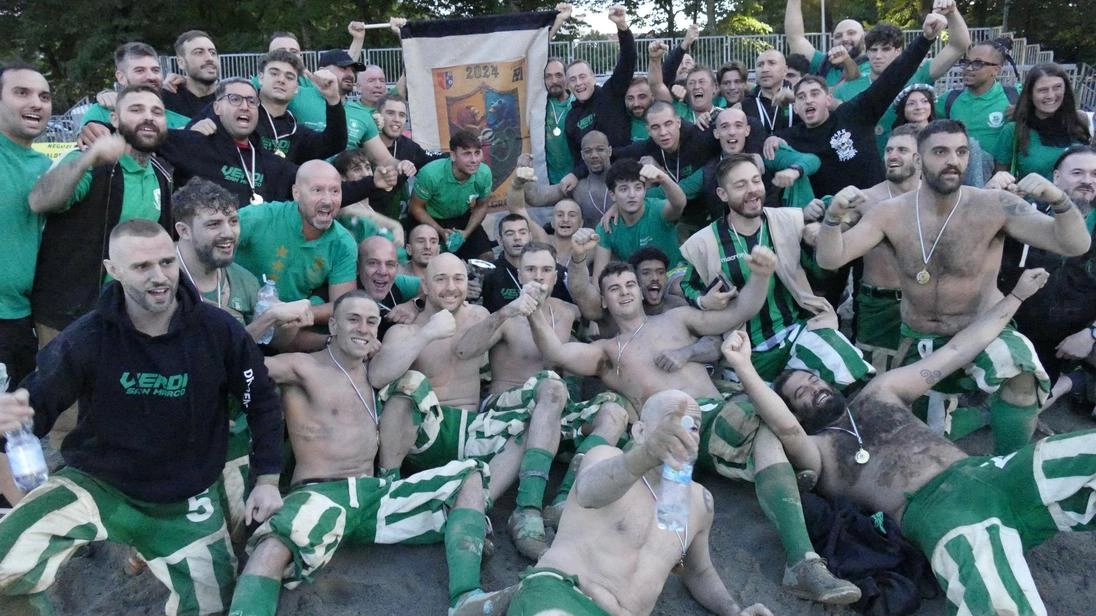 I Verdi festeggiano la vittoria di quest’edizione della Palla Grossa (Attalmi)