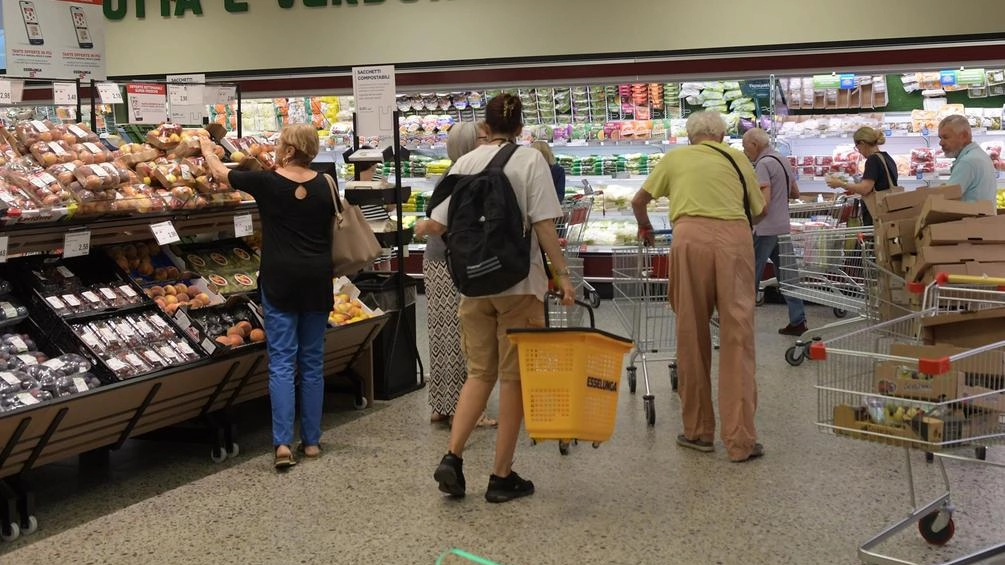 Opportunità di lavoro in Toscana: Unicoop Tirreno, Unicoop Firenze, Esselunga, Conad e Pam cercano personale per supermercati e punti vendita. Requisiti e modalità di candidatura specificati.