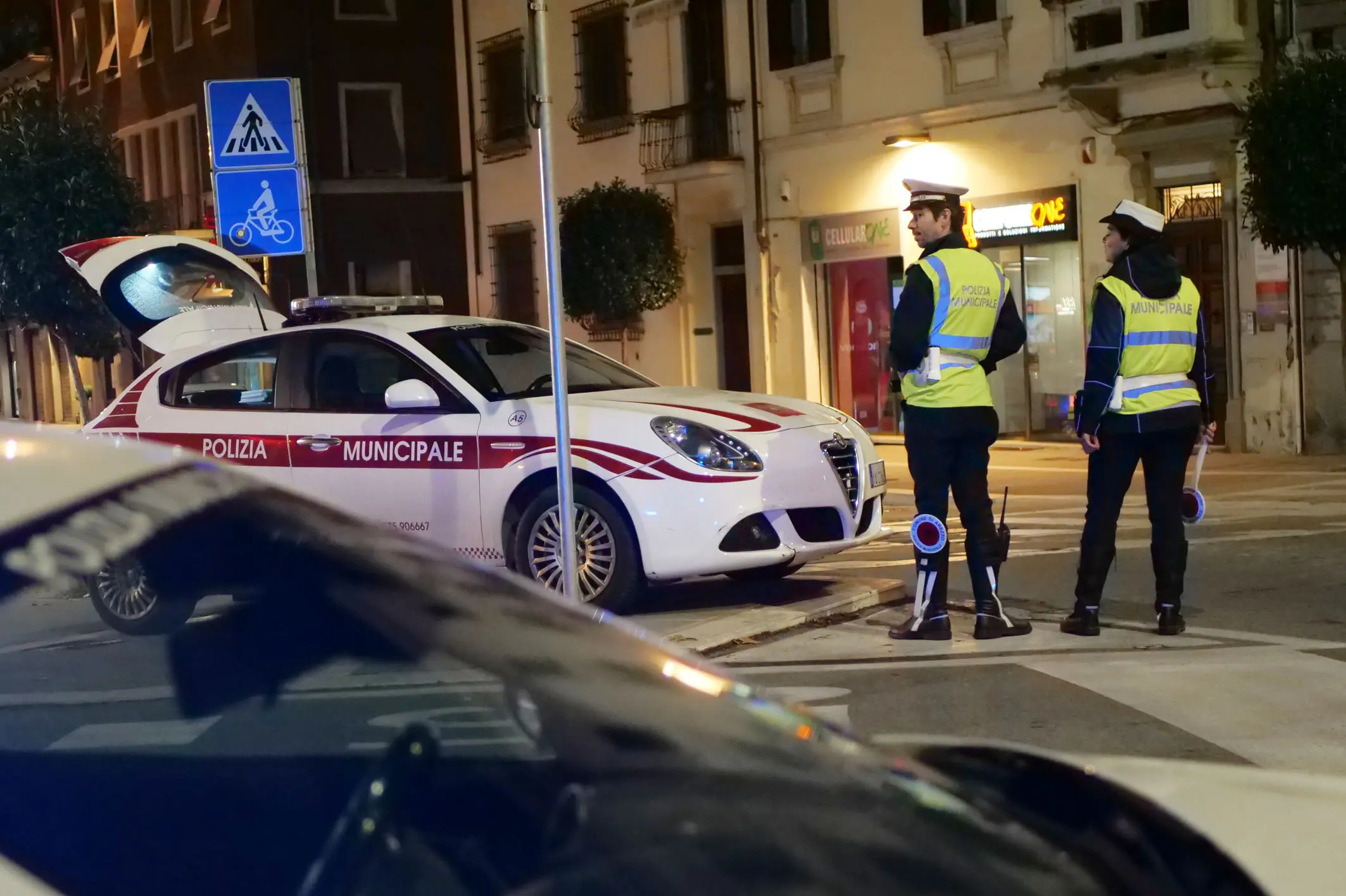 La polizia municipale recupera e restituisce ai proprietari cinque scooter rubati