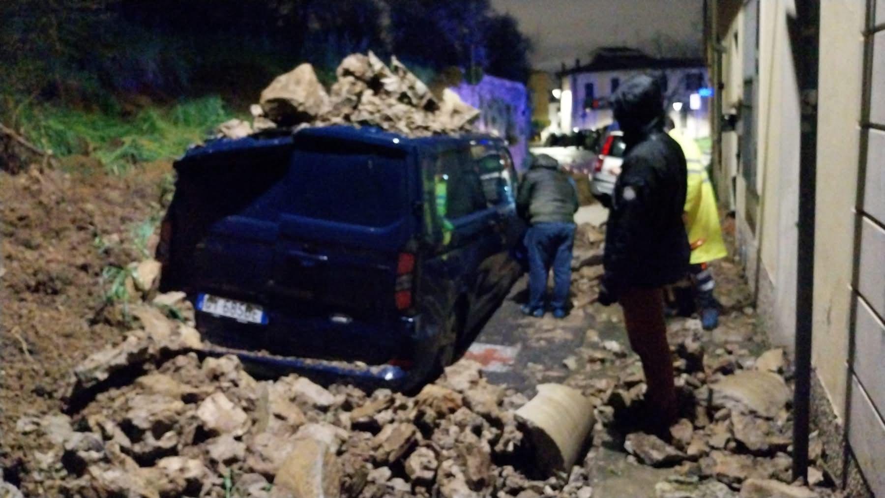 Frana a Calenzano, furgone in transito sepolto dai massi: 2 feriti