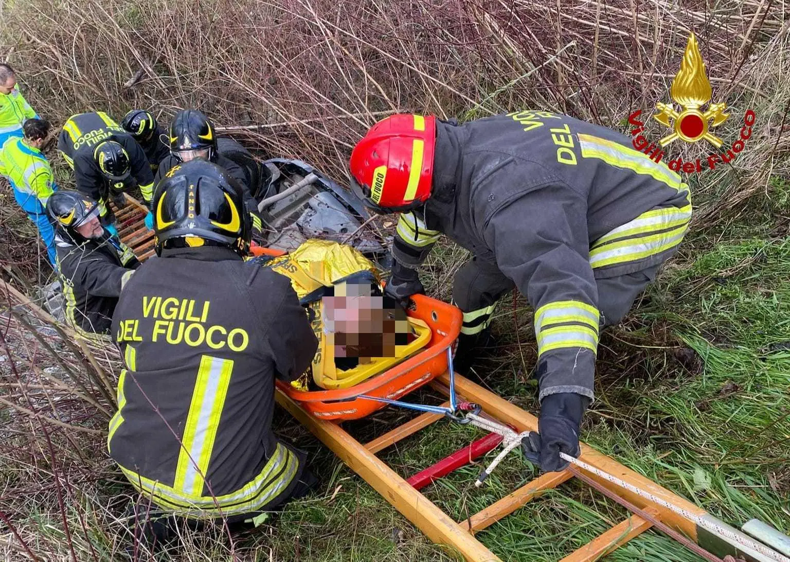 Tre feriti nell’auto precipitata nel fossato