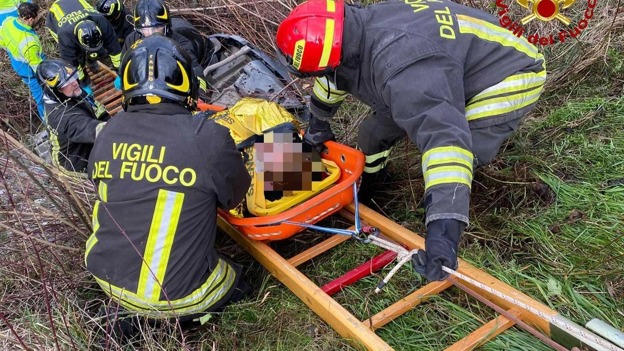 I vigili del fuoco mentre recuperano una delle persone rimaste ferite nell’auto fuori strada sulla provinciale 26 a Capannoli